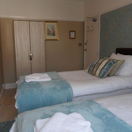 Cleave Court Guest House Ландъндо Екстериор снимка