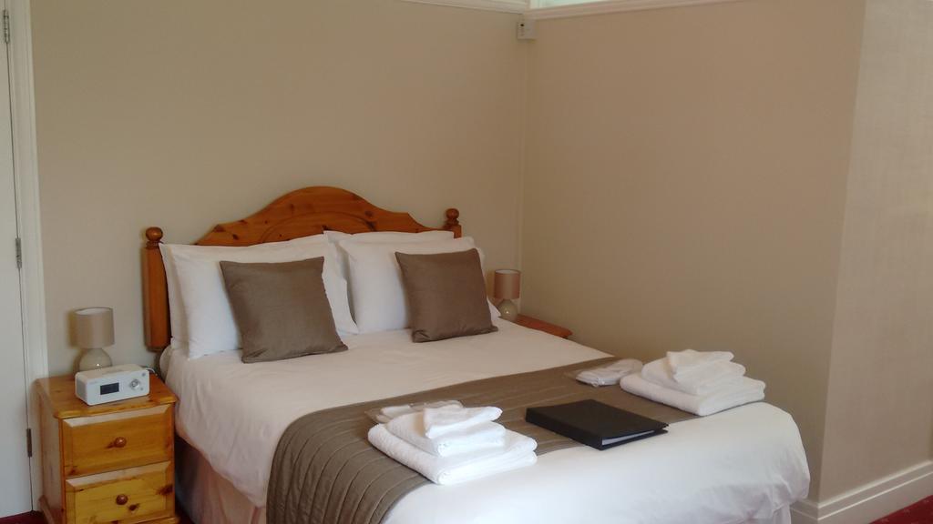 Cleave Court Guest House Ландъндо Екстериор снимка