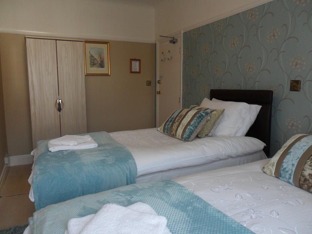 Cleave Court Guest House Ландъндо Екстериор снимка