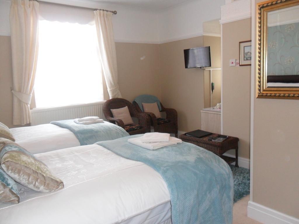 Cleave Court Guest House Ландъндо Екстериор снимка