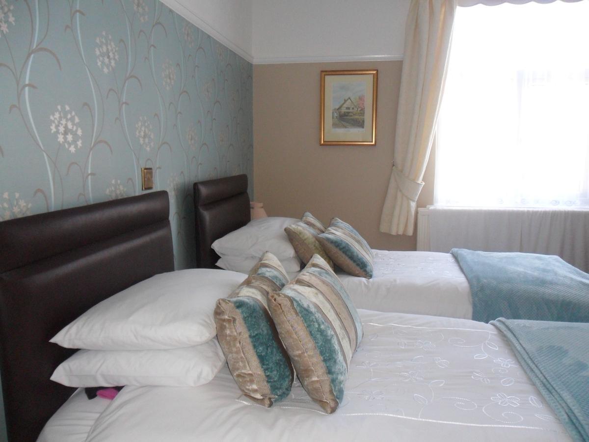 Cleave Court Guest House Ландъндо Екстериор снимка