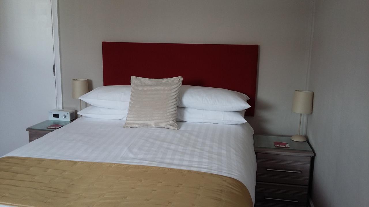 Cleave Court Guest House Ландъндо Екстериор снимка