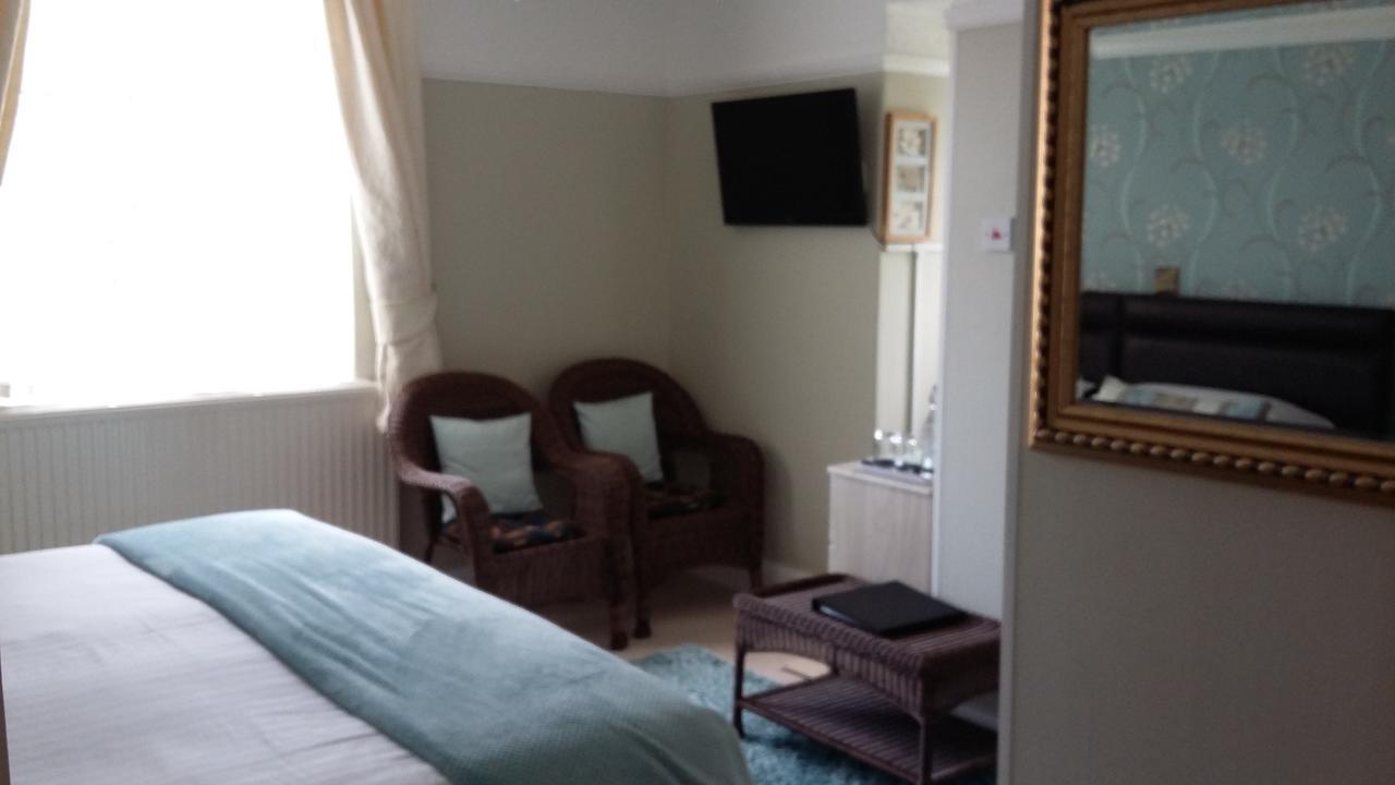 Cleave Court Guest House Ландъндо Екстериор снимка