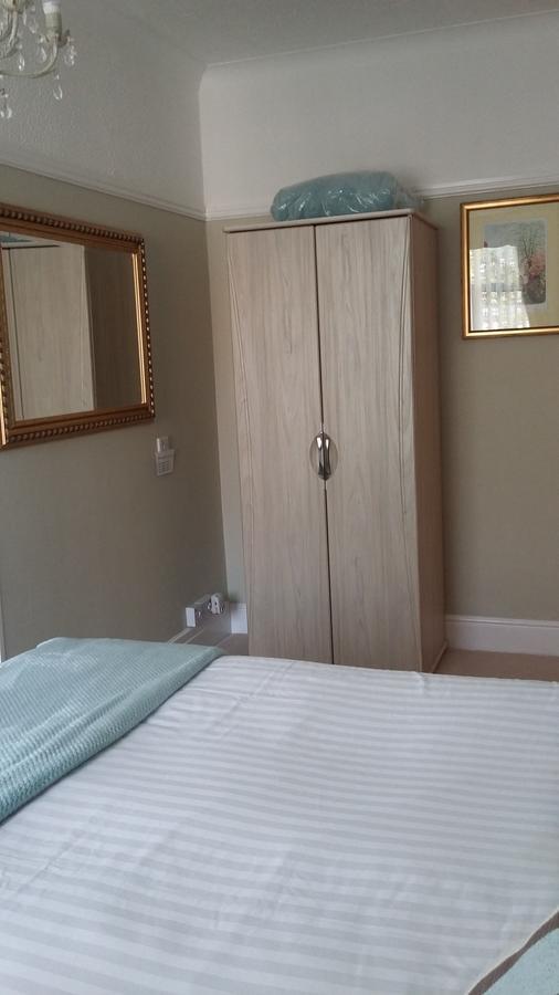 Cleave Court Guest House Ландъндо Екстериор снимка