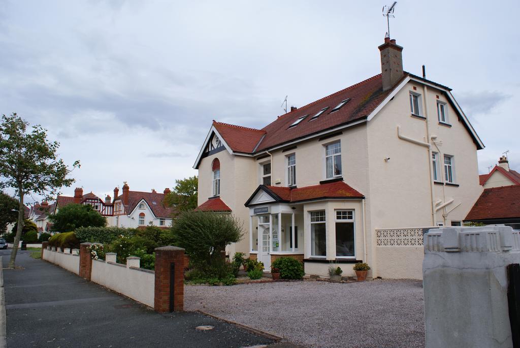 Cleave Court Guest House Ландъндо Екстериор снимка