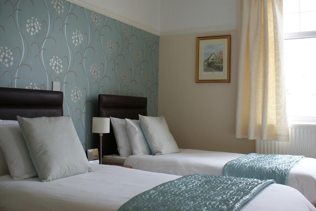 Cleave Court Guest House Ландъндо Стая снимка