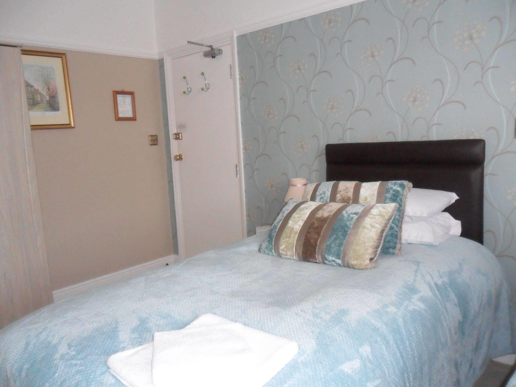 Cleave Court Guest House Ландъндо Екстериор снимка