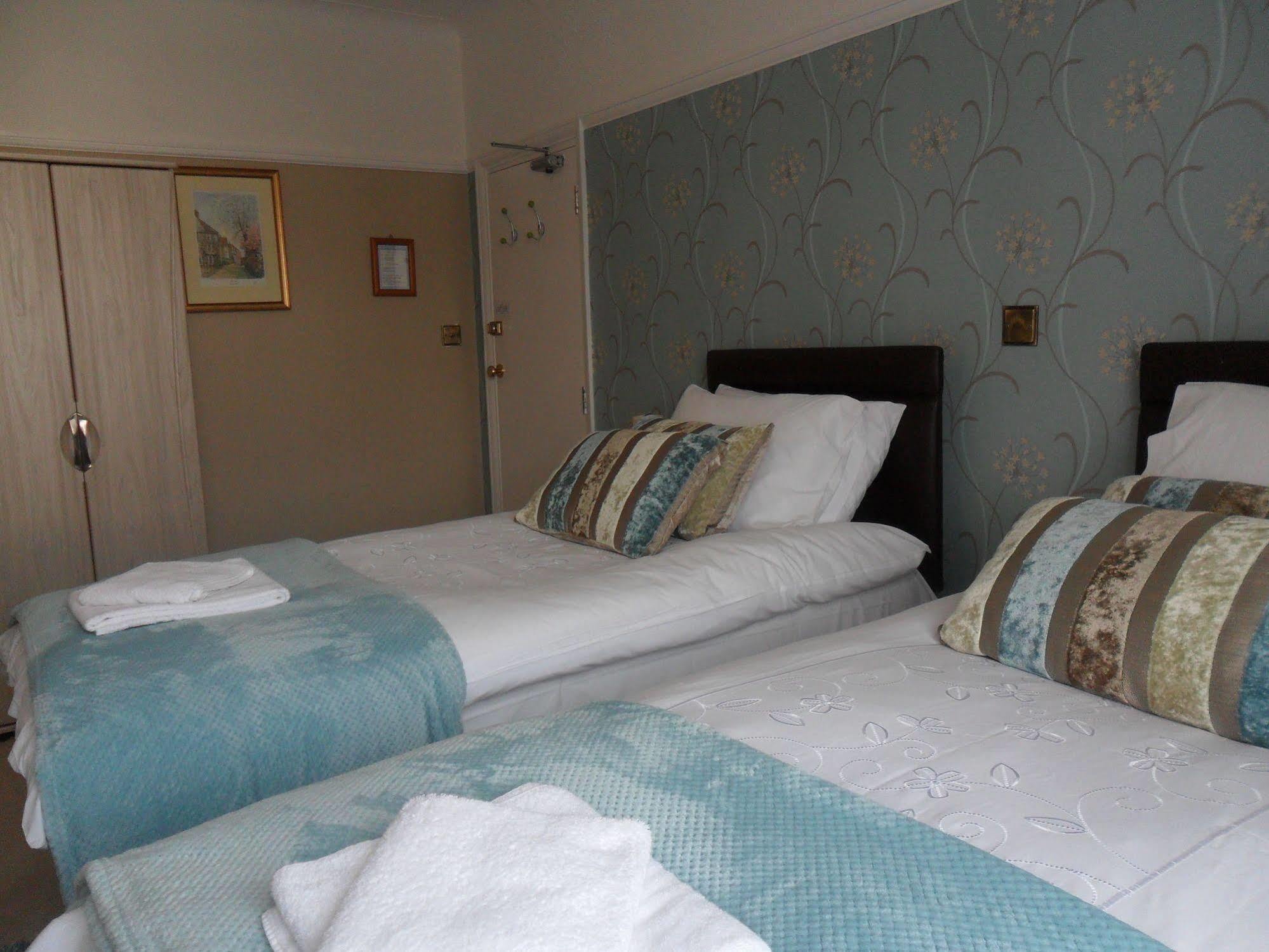 Cleave Court Guest House Ландъндо Екстериор снимка