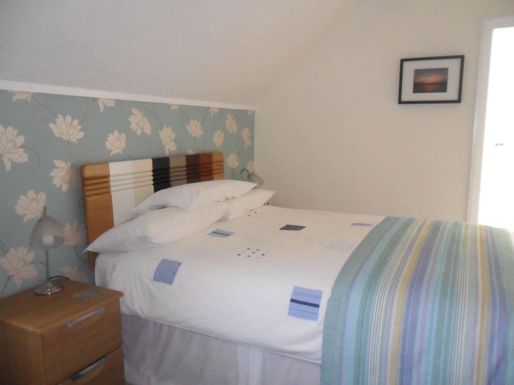 Cleave Court Guest House Ландъндо Екстериор снимка