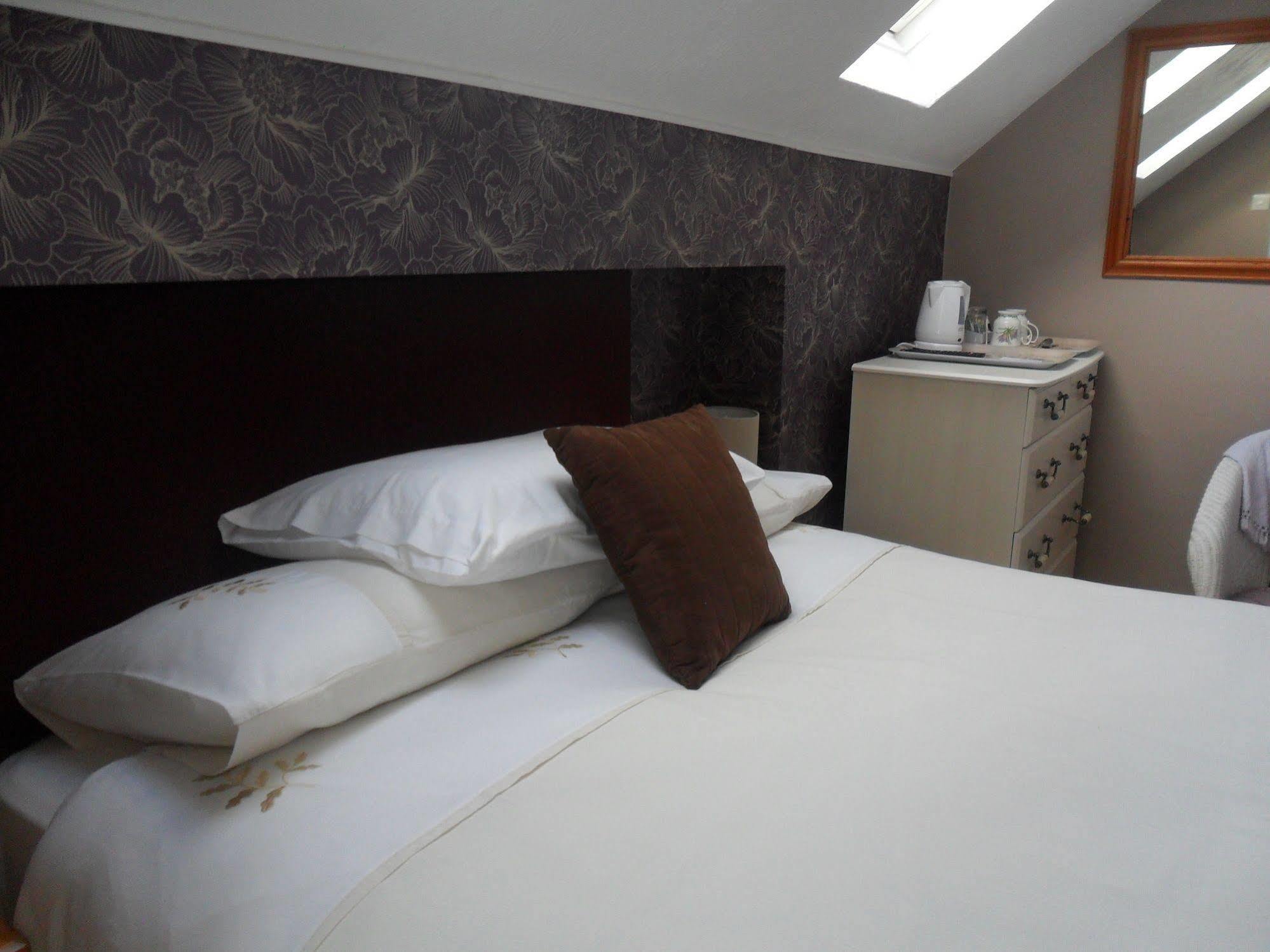 Cleave Court Guest House Ландъндо Екстериор снимка