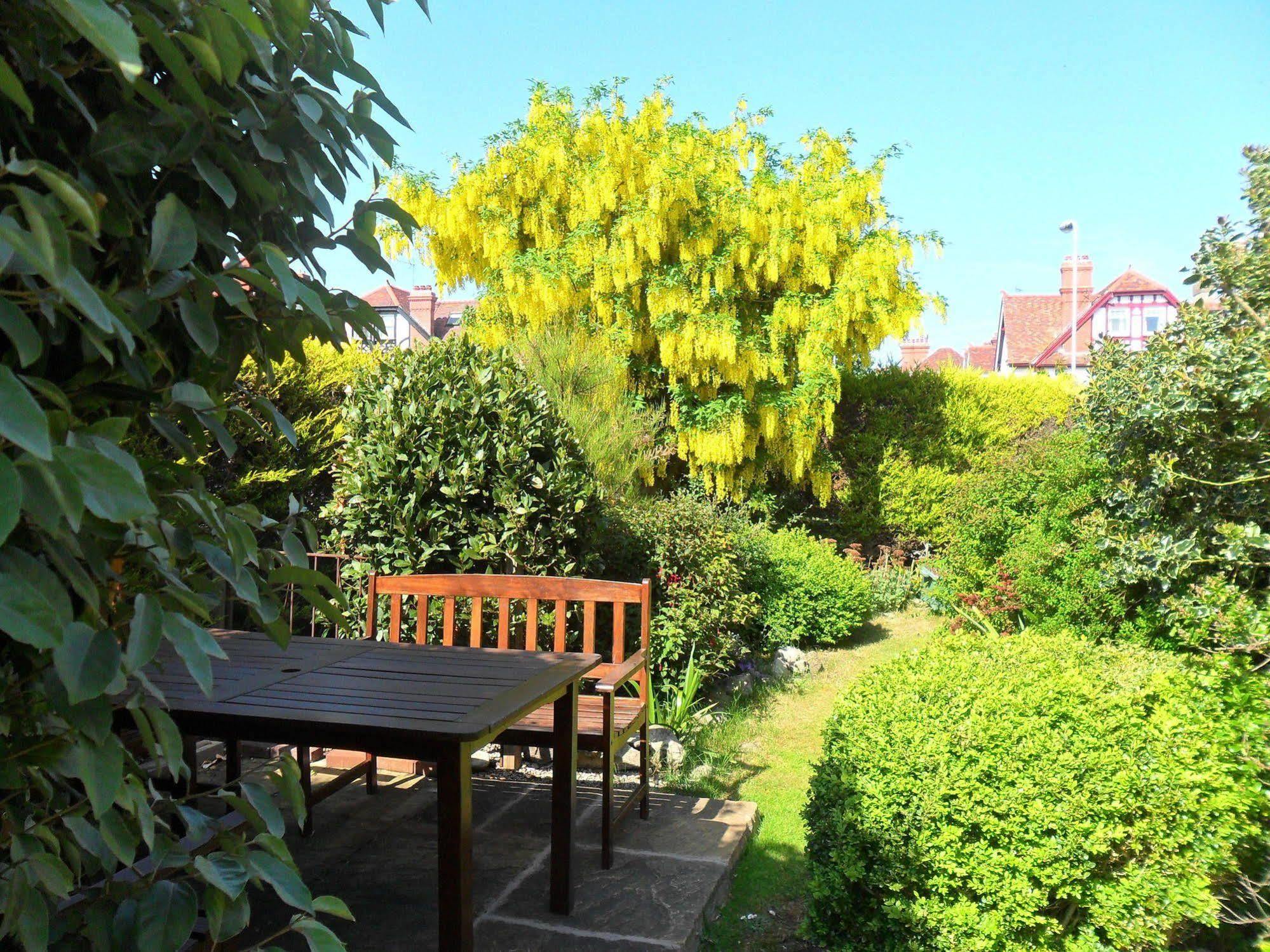 Cleave Court Guest House Ландъндо Екстериор снимка