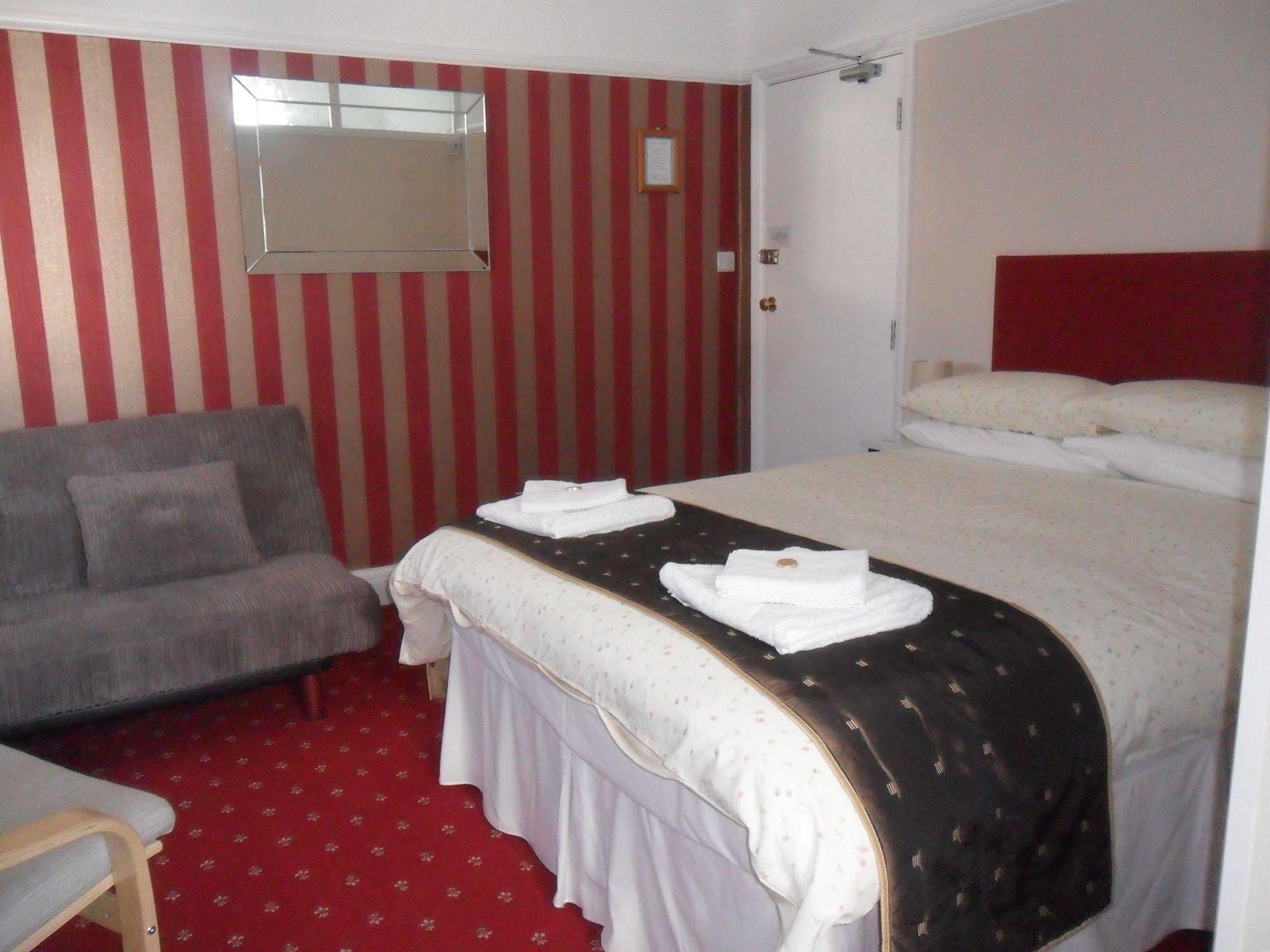 Cleave Court Guest House Ландъндо Екстериор снимка